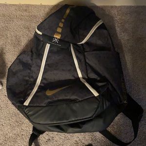 Nike elite back pack. All of the zippers work